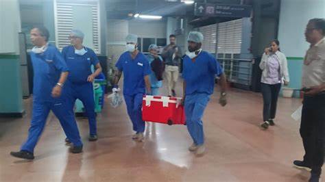 班加罗尔地铁实现历史性突破,首次成功运输人体活体心脏,彰显城市公共交通在生命援助中的独特作用和创新潜力。本文深入解读这一医疗奇迹背后的故事、运送过程及其对未来器官运输的深远影响。
