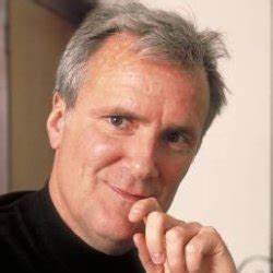 亚瑟·惠特尼,金融界编程语言的传奇人物,他通过设计简洁高效的语言如A、K和Q,推动了金融数据分析和数据库技术的发展,展现了编程语言在思维方式和解决复杂问题中的独特作用。本文深入解析惠特尼的职业经历、语言设计理念及其对现代编程语言发展的影响。
