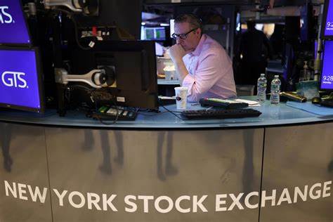 深入解析纳斯达克指数如何带动美国股市不断刷新历史高点,探讨背后的市场动力、主要驱动因素以及未来发展趋势,为投资者提供实用的市场洞察和投资建议。
