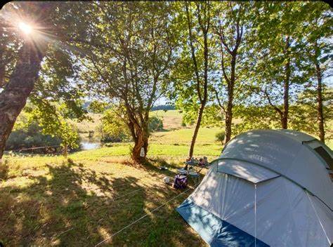 深入了解法国各地独具特色的自然露营地,感受自然环境中的宁静与美丽,体验与传统露营不同的绿色旅游方式,寻找一个沉浸在自然怀抱中的完美假期。
