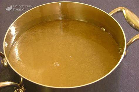 深入探讨传统意大利肉汤的制作方法、营养成分及多样化的烹饪应用,为美食爱好者呈现一份独特且实用的烹饪指南。
