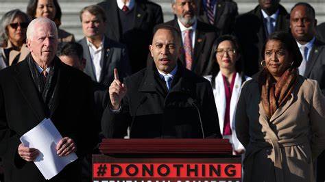 本文深入探讨了2024年美国总统选举中民主党选民大量缺席投票的现象,结合最新数据分析选民行为及其背后的政策倾向和社会经济因素,旨在为理解民主党在未来选举中的挑战与策略提供思路。
