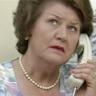 从百老汇到乡间庄园:回顾Dame Patricia Routledge与她永恒的Hyacinth形象
