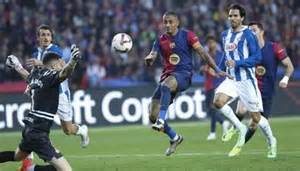 本文深入解析加泰罗尼亚德比中巴塞罗那与西班牙人之间的历史渊源、比赛亮点及观看无间断直播的最佳途径,带您全面了解这场激情四溢的足球盛宴。
