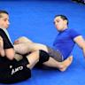 安德鲁·塔凯特在UFC BJJ 4赛事中通过精妙的反膝锁成功卫冕,同时两位新冠军也在赛事中诞生,本文详细回顾了这一精彩赛事的亮点和关键时刻。
