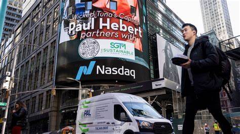 近期华尔街市场在连续创下历史新高后迎来调整期,联邦储备主席鲍威尔发言引发投资者重新评估未来利率政策及股票估值水平,科技股特别是与人工智能相关的板块表现分化。本篇内容深入探讨市场波动背后的宏观经济因素、企业动态及未来展望,为投资者提供全面解析。
