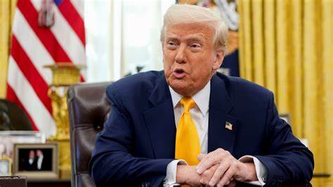 围绕特朗普关于美国政府雇员领取工资却不工作的言论,本文深入分析当前美国多重就业现象的现状及成因,探讨远程办公与生活成本上升对就业结构的影响,并提出普通劳动者实现收入多元化的可能路径。
