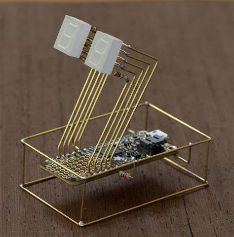 电路雕塑作为一种结合了电子技术与艺术表达的独特创作形式,正逐渐吸引着广大电子爱好者和艺术家们的关注。本文深入探讨电路雕塑的定义、发展历程、代表作品及其未来趋势,旨在帮助读者全面了解这一新兴艺术领域的丰富内涵和创新潜力。
