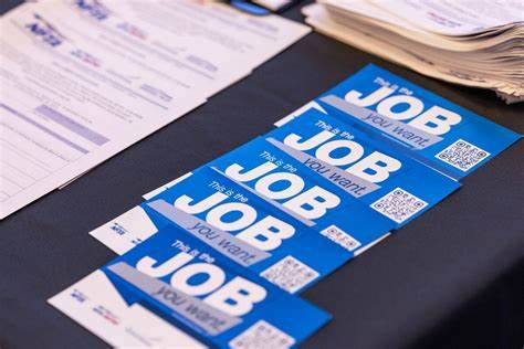 随着美联储政策的不确定性持续影响全球金融市场,交易员纷纷调整投资布局,锁定对美联储利率决策的各种预期,从而推高美国国债收益率走低、价格上涨,实现连续四周上涨趋势。本文深入解析交易员如何在政策前景下调整策略,及其对美国国债市场的影响。
