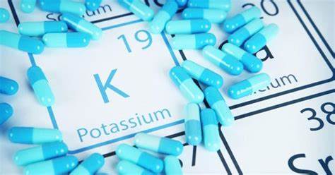 钾是人体内不可或缺的重要矿物质,参与多种生理功能的调节。钾含量异常,尤其是钾过高,可能引发严重健康问题,因此了解钾的作用、检测方式及其异常的成因和影响,对于保持身体健康尤为关键。
