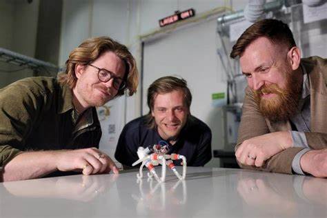 气动集成电路驱动软体机器人:视频解析、技术原理与未来趋势
