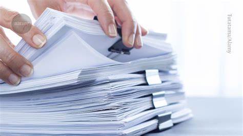 随着人工智能技术的迅猛发展,特别是文本生成工具如ChatGPT的广泛应用,学术期刊中出现了越来越多由AI撰写的'复制'论文,这对学术诚信和科研质量提出了前所未有的挑战。探讨这一现象的成因、影响及应对策略,助力科学界维护真实、有价值的研究成果。
