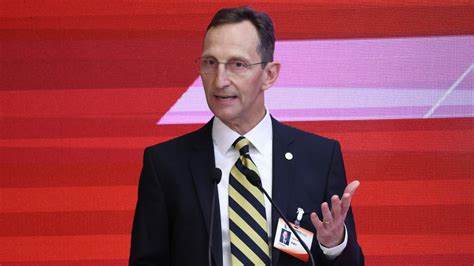 近年来,企业推行的多元化、公平与包容(DEI)政策备受关注。丹纳赫公司因其招聘面试配额政策被指控对符合条件的白人男性存在系统性歧视,引发法律诉讼和公众热议。本文深入解析该案件背景、法律争议与多元化政策的平衡挑战。
