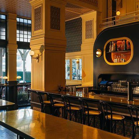 探索纽约2025年最佳法式小酒馆,感受经典法国美食与温馨氛围交织的独特魅力。文章深入介绍多家纽约著名法式小酒馆,揭示它们如何在高档都市餐饮中保持传统与创新的完美结合。无论您是法餐爱好者还是寻找优质用餐体验的游客,都能从中获益。
