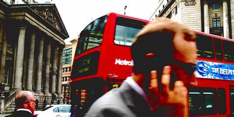 英国金融业高层就税收政策发出警示,同时数十年前所罕见的大规模美国投资涌入,促使伦敦在全球资本市场与科技基础设施领域迎来重要抉择与机遇
