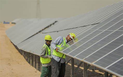 伊拉克正面临严峻的电力短缺挑战,卡尔巴拉省的新建太阳能电站旨在通过可再生能源的力量缓解供电压力,推动能源结构转型和环境保护步伐。本文深入探讨该项目的背景、规模、意义及其对伊拉克未来能源发展的深远影响。
