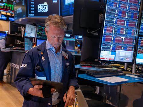 随着美联储重启降息周期,华尔街顶级投行纷纷调整投资建议,重点瞄准小盘股、科技股和新兴市场,探索降息对股市带来的潜在机遇与风险。解读市场动向,助力投资者把握未来财富增长的关键节点。
