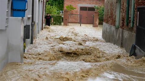 意大利北部皮埃蒙特地区近日因暴雨引发洪水,多条河流泛滥,造成严重的人员失踪和财产损失。一名64岁德国女游客在该区域一露营地被突发的洪水卷走,搜救工作正在紧张进行。本文详尽介绍事件的经过、救援行动和当地气象状况,以及当地居民和游客的应急反应。
