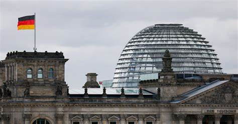 随着美国调整H-1B签证政策,增加高技能外国工人申请费用,德国通过稳定的移民政策和优越的薪酬待遇,积极吸引印度技术人才,以应对快速老龄化带来的劳动力短缺问题,推动经济持续发展。
