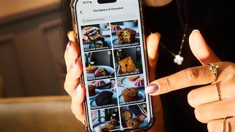 随着餐厅评分平台日益成为餐饮行业的重要参考指标,年轻一代用户在选择和评价餐厅上的态度和行为正发生深刻变化。Beli作为一款新兴的社交餐厅评分应用,吸引了大量千禧一代和Z世代用户,重新定义了人们如何分享餐饮体验和发现美食。本文深入探讨Beli为何能在年轻人中迅速走红,分析其与传统老牌平台Yelp的差异,以及这背后反映出的消费趋势和数字口碑生态的变迁。
