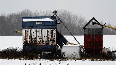 揭示价值16亿美元的数据中心计划如何在威斯康星农田引发社区波澜,深度解析项目的环境、经济与法律影响,并提出居民与地方政府可行的应对与协商策略。
