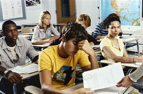 本文深入探讨了美国学生学业成绩持续下降的现象,分析了疫情影响、教育政策变化以及社会环境等多重因素,提出了应对挑战的建议,旨在为教育改革和社会关注提供有价值的参考。
