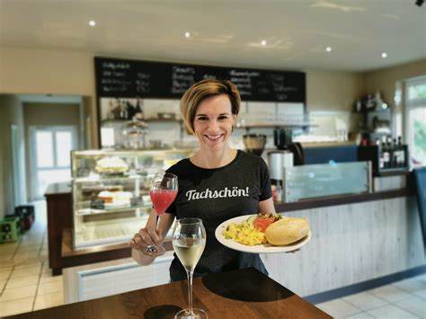 位于柏林Prenzlauer Berg区的Baumgart & Braun葡萄酒与美食店,以丰富多样的国际名酒和优质进口美食闻名,成为众多美食爱好者和葡萄酒鉴赏家的不二选择。本文详细介绍了该店的产品种类、服务特色及历史背景,为寻找高品质葡萄酒和欧洲特色美食的消费者提供全面参考。
