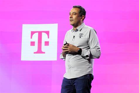 T-Mobile宣布任命经验丰富的电信行业领导者Srini Gopalan担任首席执行官,开启公司在激烈市场环境中的新篇章,在5G竞争和网络扩展方面持续发力。
