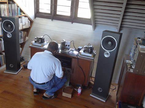 关于"客观的发烧友"这样一个看似矛盾的概念,从听感、测量、房间声学与心理因素出发,梳理社区讨论中的核心观点,并提供实践方法帮助爱好者在主观偏好与客观证据之间建立有效的判断体系。
