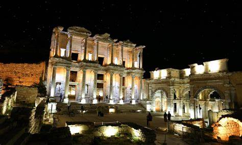 埃菲斯古城位于土耳其西部,以其悠久的历史和丰富的文化遗产闻名。作为古希腊与罗马文明的交汇点,埃菲斯遗址不仅见证了古代贸易与宗教的繁荣,还成为现代游客体验地中海古代文明的重要窗口。本文将深入介绍埃菲斯遗址的历史背景、重要景点及旅游实用信息,助力读者全面了解这一世界文化遗产。
