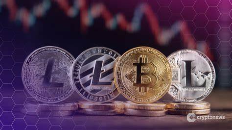 随着监管路径明朗化,多家资产管理人加速申报山寨币场内交易基金(ETF),市场分析师普遍认为获批已成大概率事件。文章深入剖析监管变化、比特币与以太坊ETF经验、山寨币ETF的结构与运作机制,评估对加密资产市场流动性、价格发现、安全托管与散户保护的影响,并提出投资者与监管者应对策略与风险防范建议。
