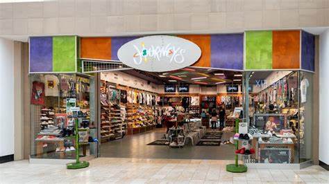 Genesco将Journeys、schuh与Little Burgundy整合为Journeys Global Retail Group,旨在强化旗下青年女性鞋履市场定位、提升全球品牌协同与营运效率,并通过统一领导力、品牌合作和人才管理推动国际扩张与业绩增长。本文深入解析整合背景、战略要点、市场影响与未来展望,为品牌方、投资者与零售从业者提供可操作的观察与建议。
