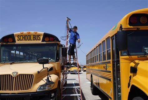 美国联邦通信委员会撤销允许学校与图书馆借出Wi‑Fi热点及在校车上部署Wi‑Fi的资助决定,引发法律争议、教育公平担忧和数字鸿沟加剧的风险,本文梳理政策背景、各方论点、现实影响与可行替代方案,为关心学生上网机会与社区连通性的读者提供全面分析与应对方向。
