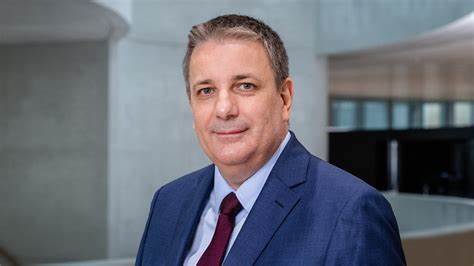 德国默克KGaA宣布凯·贝克曼(Kai Beckmann)接任董事长兼首席执行官,本文从企业背景、人才继任、战略方向、行业挑战与机遇等角度深入分析这一人事变动对公司、投资者与产业生态的潜在影响,提供对未来战略走向的可操作性洞见。
