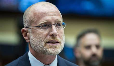 聚焦美国联邦通信委员会主席布兰登·卡尔针对著名脱口秀主持人吉米·基梅尔的监管行为,探讨政府干预媒体自由的法律与伦理影响,以及言论自由在当代广播界的复杂局面。
