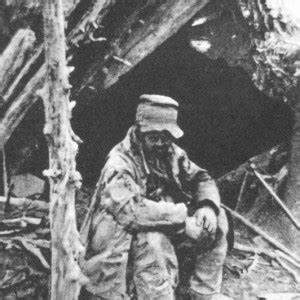 深入探讨19世纪活跃于美国东北部的神秘浪人Leatherman,其独特的皮革衣物、自成一格的旅行路线和身份之谜,展现出历史与民间传说的融合及对现代文化的影响。
