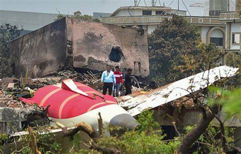 印度航空航班坠毁事故引发舆论关注,受害者家属将目光投向波音公司与霍尼韦尔,指控其设备存在设计缺陷和疏忽,事件背后牵涉到航空安全与制造商责任的深刻讨论。
