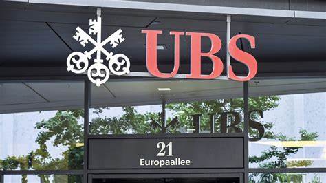 瑞银(UBS)面临瑞士政府新增资本要求,激进投资者建议银行迁出瑞士以避开监管压力,此举虽看似解决资金问题,却可能引发运营成本飙升和客户流失,带来复杂的市场影响和战略挑战。
