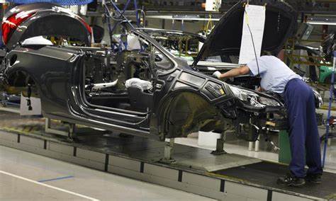 波兰汽车行业正经历前所未有的转型,传统燃油车生产的萎缩和新能源车的推广带来了大量岗位的流失,同时也催生了未来新的就业机遇。了解这一行业变化背后的原因及其对波兰经济和劳动力市场的影响,对于把握当前及未来产业趋势至关重要。
