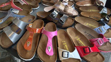 Birkenstock作为全球知名的鞋履品牌,凭借其独特的舒适设计和优质材料,持续吸引广大消费者。公司最新发布的2025年销售预期显示出强劲增长势头,同时扩大生产能力和市场布局,为未来发展奠定坚实基础。本文深入解析Birkenstock未来的战略方向及其对全球鞋履行业的影响。
