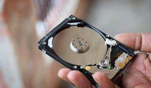 深入探讨身份证在现实生活中与网络空间中的不同表现及其带来的安全风险,揭示数字化身份验证背后的隐私挑战与隐患。随着社会向数字化转型,理解线上线下身份验证的差别对于保护个人信息安全至关重要。
