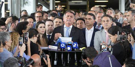 巴西前总统博尔索纳罗因策划军事政变被判27年有期徒刑,标志着巴西民主的重大时刻,同时揭示了国家政治局势的复杂性与挑战。本文深入分析案件细节、司法判决及其对巴西政治生态和国际关系的深远影响。
