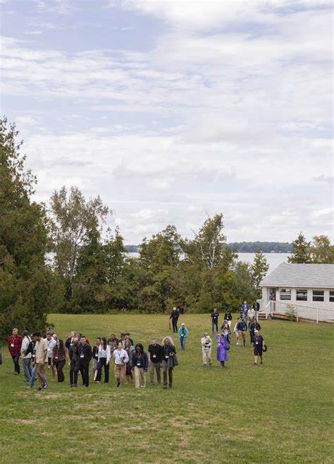 探索一个专为追求财务自由、计划提前退休的成年人设计的独特夏令营,了解FIRE理念如何改变人们的生活方式和退休规划,以及这一运动如何在全球范围内获得越来越多的关注。
