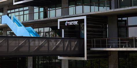 探讨美国政府预计在TikTok交易中获得多亿美元费用的背景及其对中美科技合作和全球数字经济的深远影响,深入分析该交易的潜在益处与挑战。
