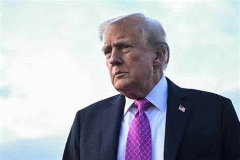 随着特朗普再次提出将上市公司财务报告频率从季度改为半年一次的建议,美国财务披露制度迎来新的关注焦点,引发市场和监管层对信息透明度与企业负担之间平衡的思考。本文深入探讨该提议的背景、利弊及可能的影响。
