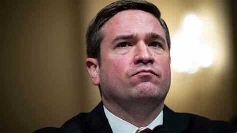 英国央行行长安德鲁·贝利因其货币政策的滞缓和量化宽松政策带来的财务影响,正面临来自各方的强烈政治压力,这一局面对英国公共财政及经济健康产生深远影响。本文深入解析贝利所面临的批评来源、量化宽松政策的历史与现状,以及未来英国经济可能采取的应对措施。
