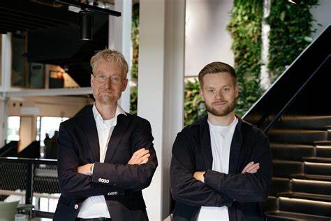 CuspAI作为化学人工智能领域的创新先锋,凭借其前沿的基础模型技术,成功筹得1亿美元的A轮融资,吸引了多家顶级风投和行业巨头的关注,助力其在新材料开发和可持续发展应用方面实现突破。
