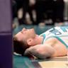 本文深入探讨了NBA球星戈登·海沃德在2017年季后赛首秀中遭遇的严重腿部伤势,从医学角度分析其伤情、康复过程及对职业生涯的影响,并结合专家观点探讨其未来复出的可能性。

