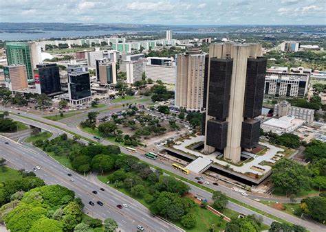 巴西中央银行最新货币政策报告显示,2028年第一季度通胀率仍将接近官方目标但难以完全实现,反映出经济和劳动力市场多重因素的复杂影响。报告同时对未来几年的GDP增长做出调整,显示货币政策紧缩对经济影响显现,引发市场广泛关注。
