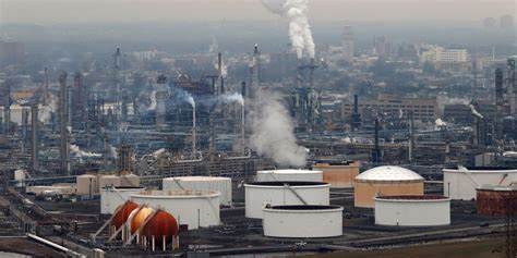 深入分析全球能源与公用事业市场的最新动态,探讨供应、需求及地缘政治因素对油气价格的影响,以及未来市场走势的关键驱动力。
